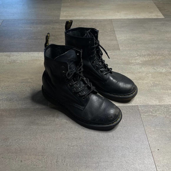 SOLD Dr. Martens Smooth Leather Womens 9 - Picture 1 of 6